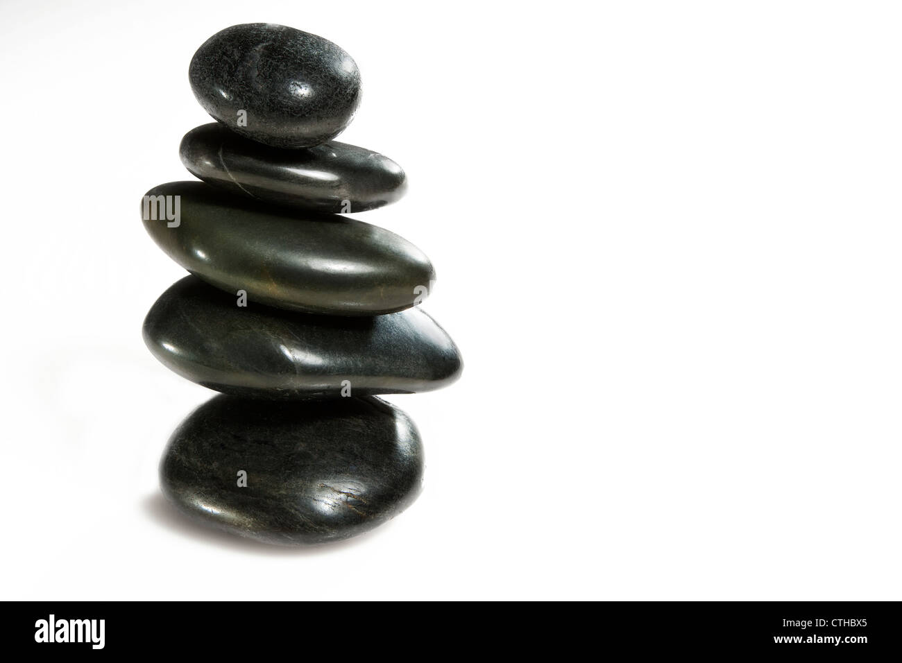 Steinen ausgeglichen isolierten auf neutralen Hintergrund. Stockfoto