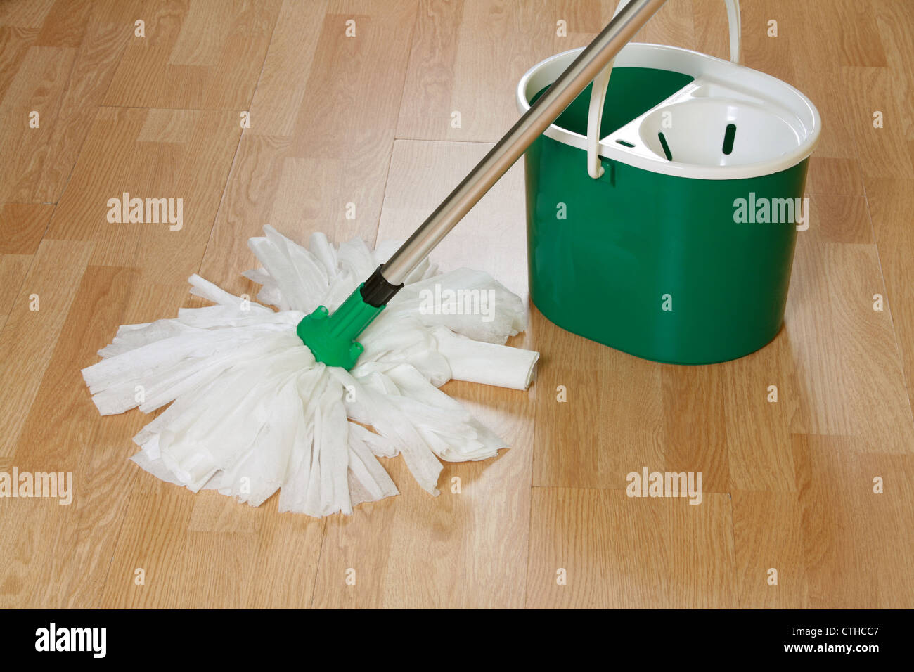 grüne Wischmopp und Eimer Stockfoto