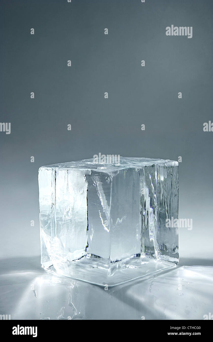 transparente große Eiswürfel auf neutralem Hintergrund Stockfoto
