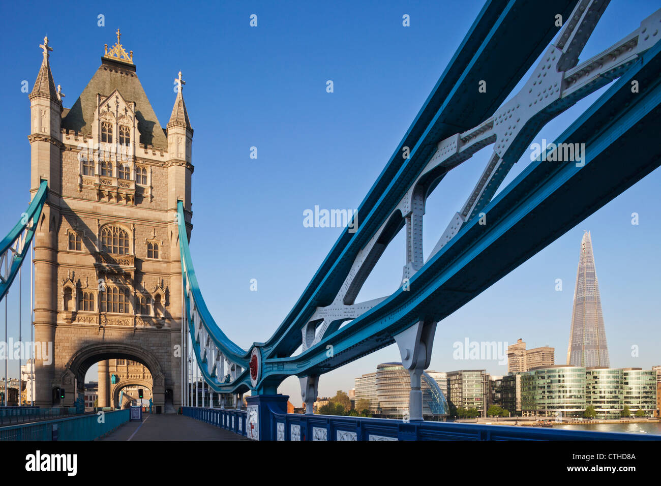 England, London, Southwark, Tower Bridge und der Shard Stockfoto