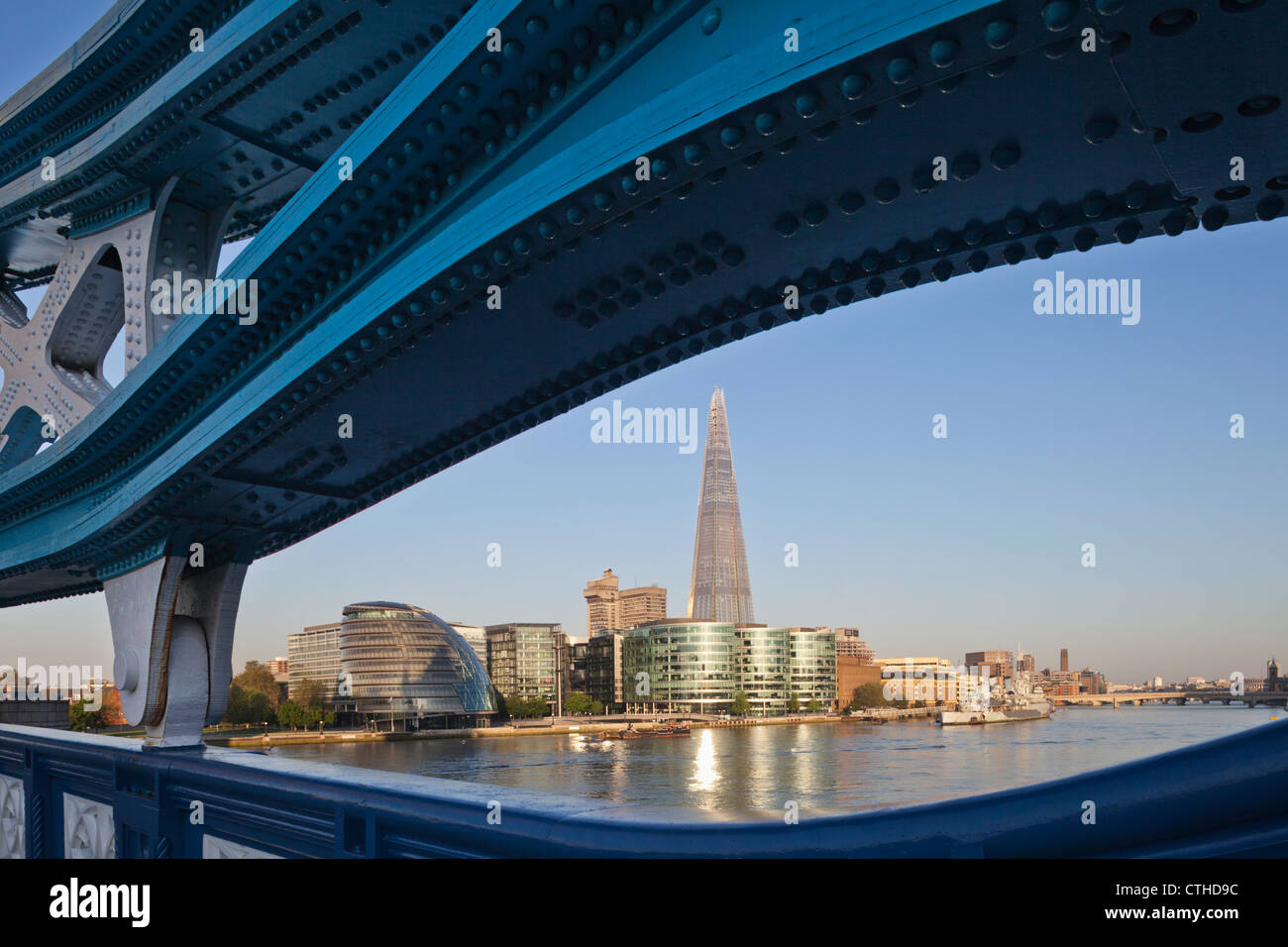 England, London, Southwark, Tower Bridge und der Shard Stockfoto