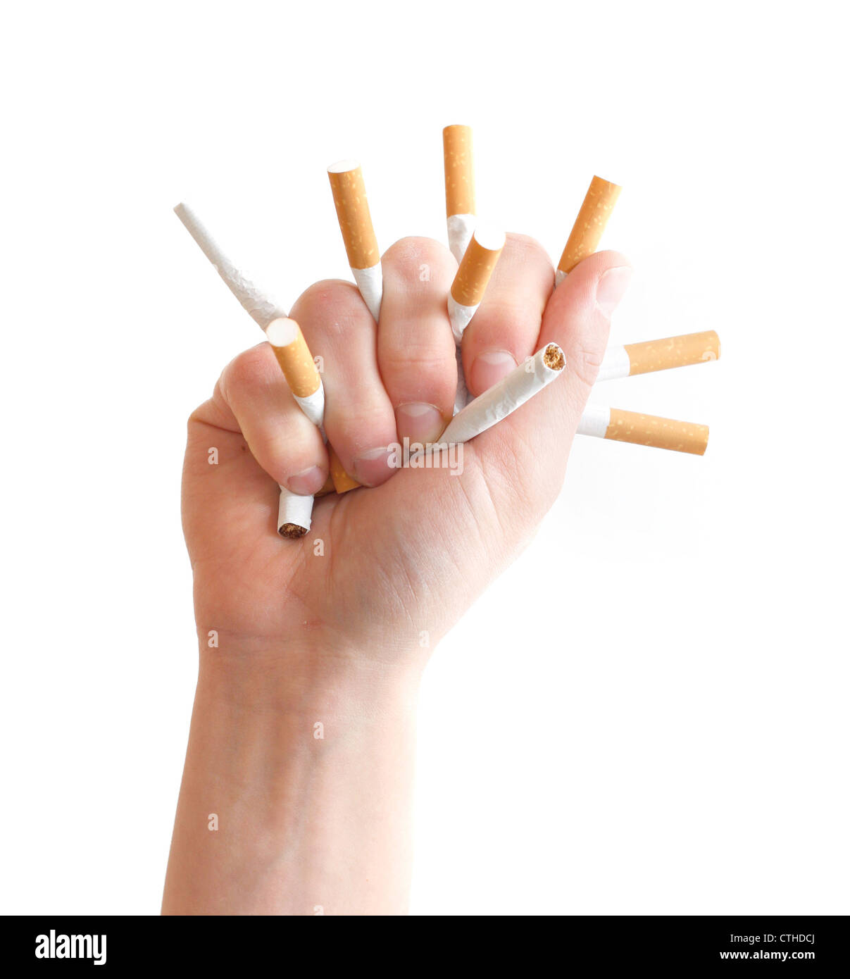 Eine Hand zerkleinern Zigaretten Stockfoto