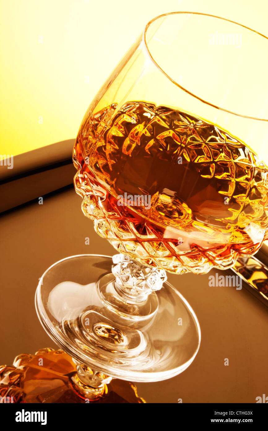 Whisky in Kristall ergeben sich Glas auf silbernen Tablett. Stockfoto