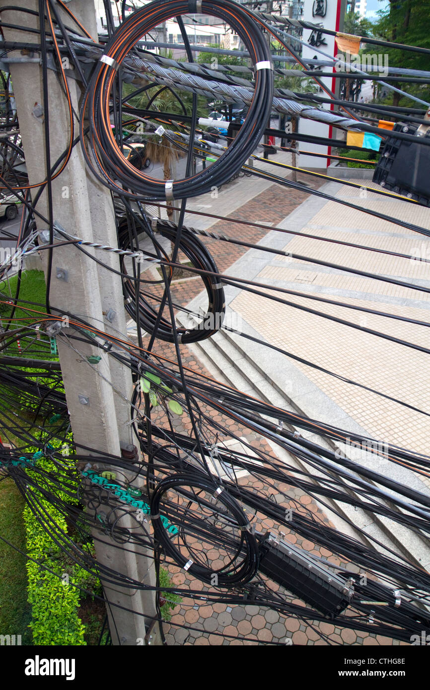 Strommast mit verschiedenen Kabeln und Leitungen in Bangkok, Thailand. Stockfoto