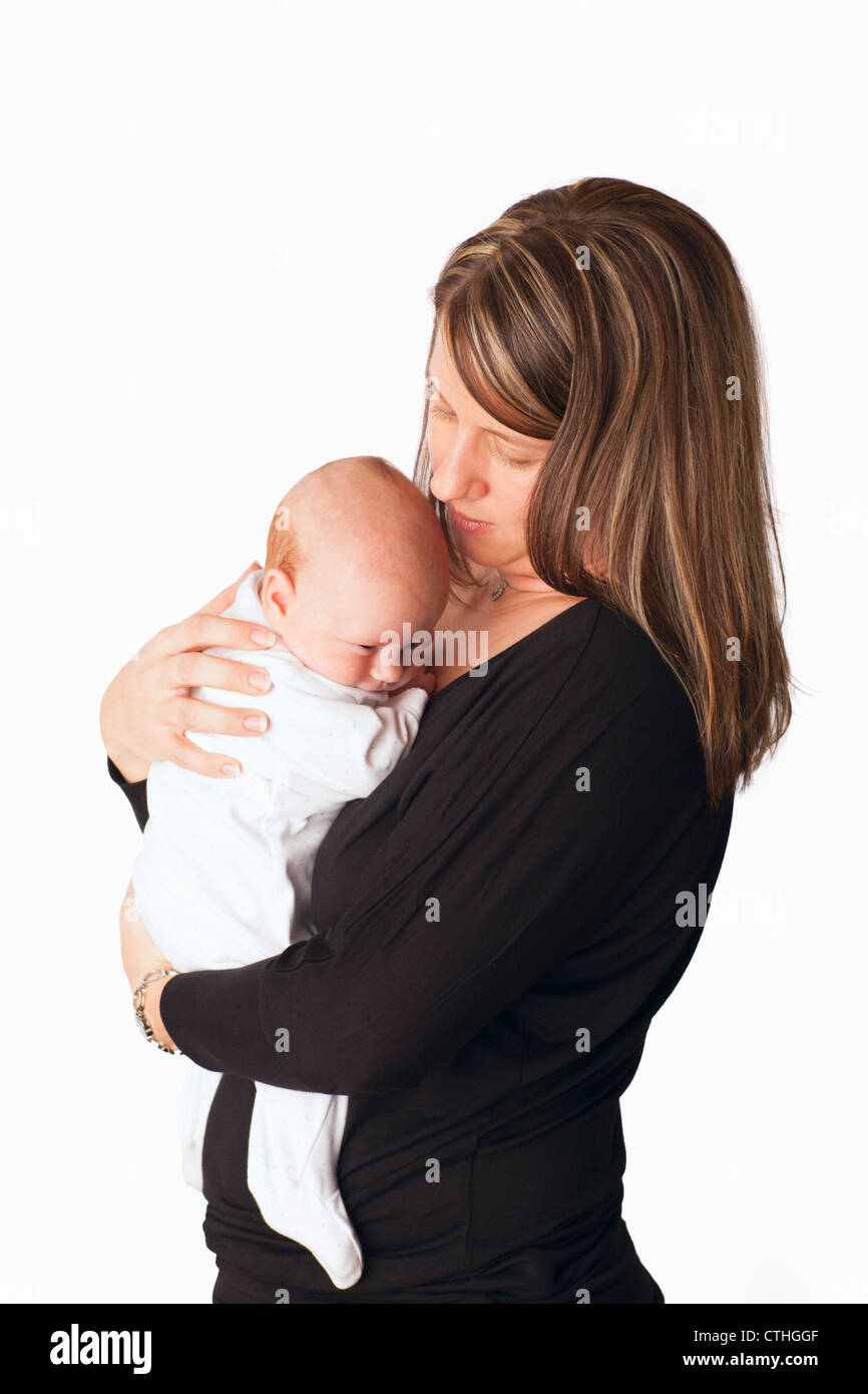 Eine Mutter kuschelt mit ihrem neugeborenen Baby; Dundas, Minnesota, Vereinigte Staaten von Amerika Stockfoto