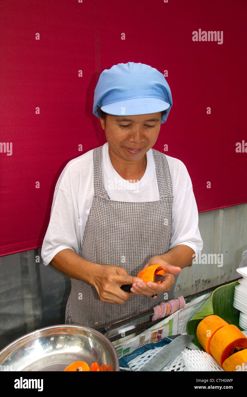 Straßenverkäufer schneiden frisches Obst in Bangkok, Thailand. Stockfoto