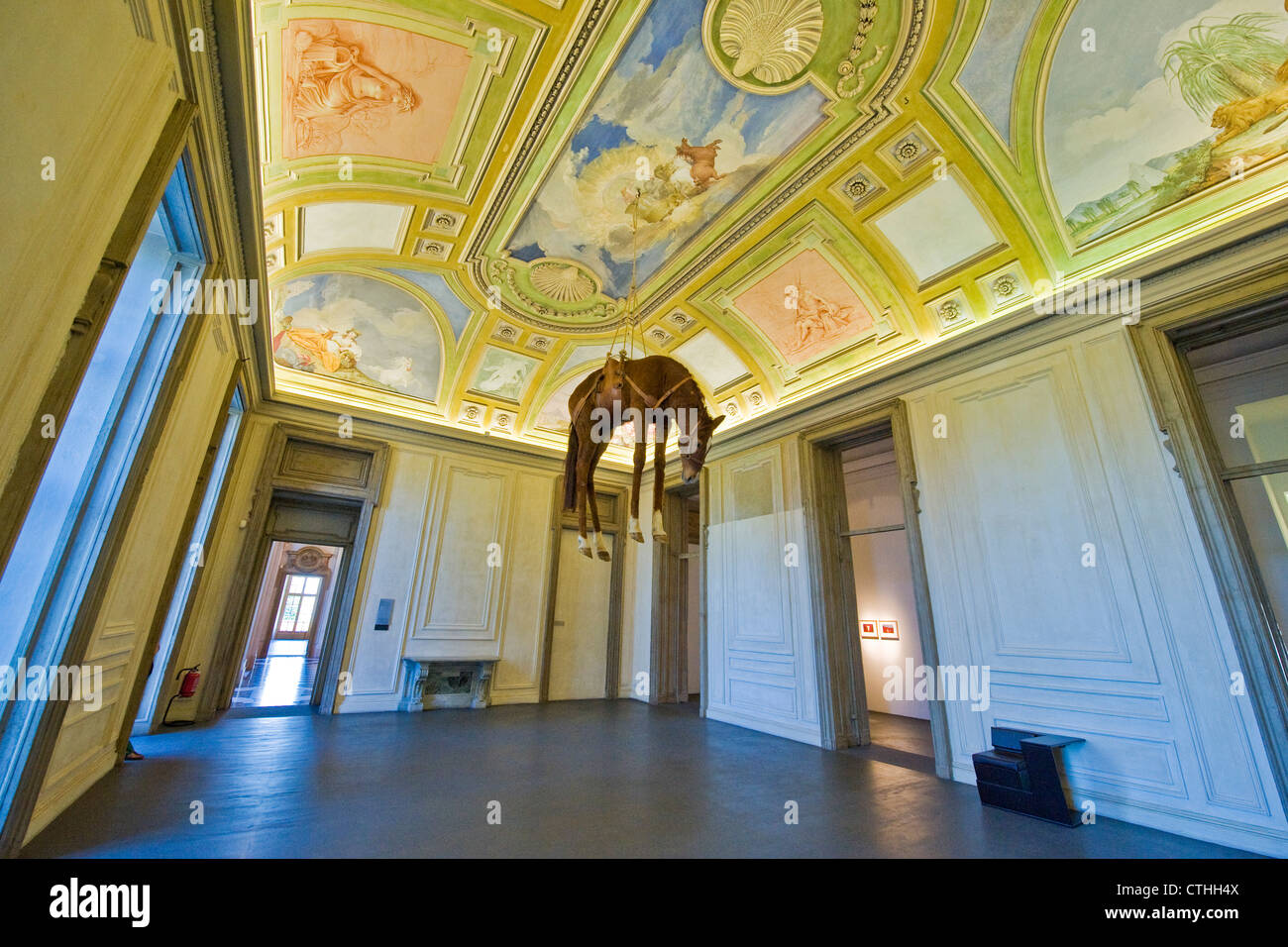 Italien, Piemont, Rivoli Burg, Museum für zeitgenössische Kunst, Kunst von Maurizio Cattelan Stockfoto