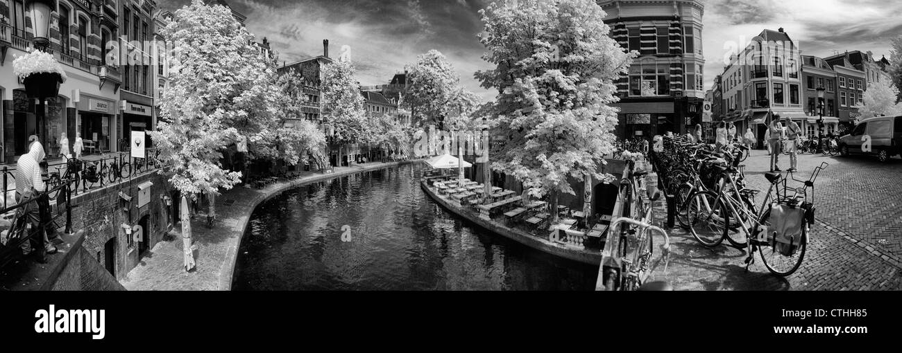Infrarot-Panorama in schwarz und weiß der Grachten in Utrecht, Holland, Europa Stockfoto
