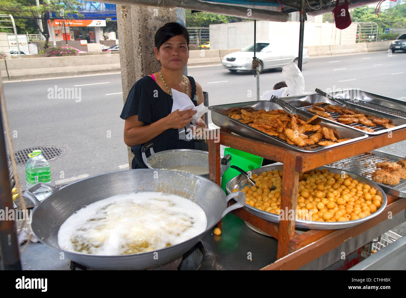 Straßenhändler mit einem Wok Braten essen in Bangkok, Thailand. Stockfoto