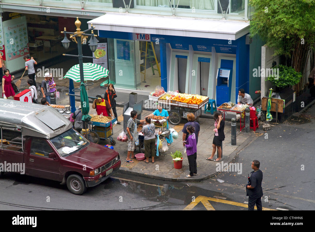 Straßenhändler verkaufen Essen an einer Straßenecke in Bangkok, Thailand. Stockfoto