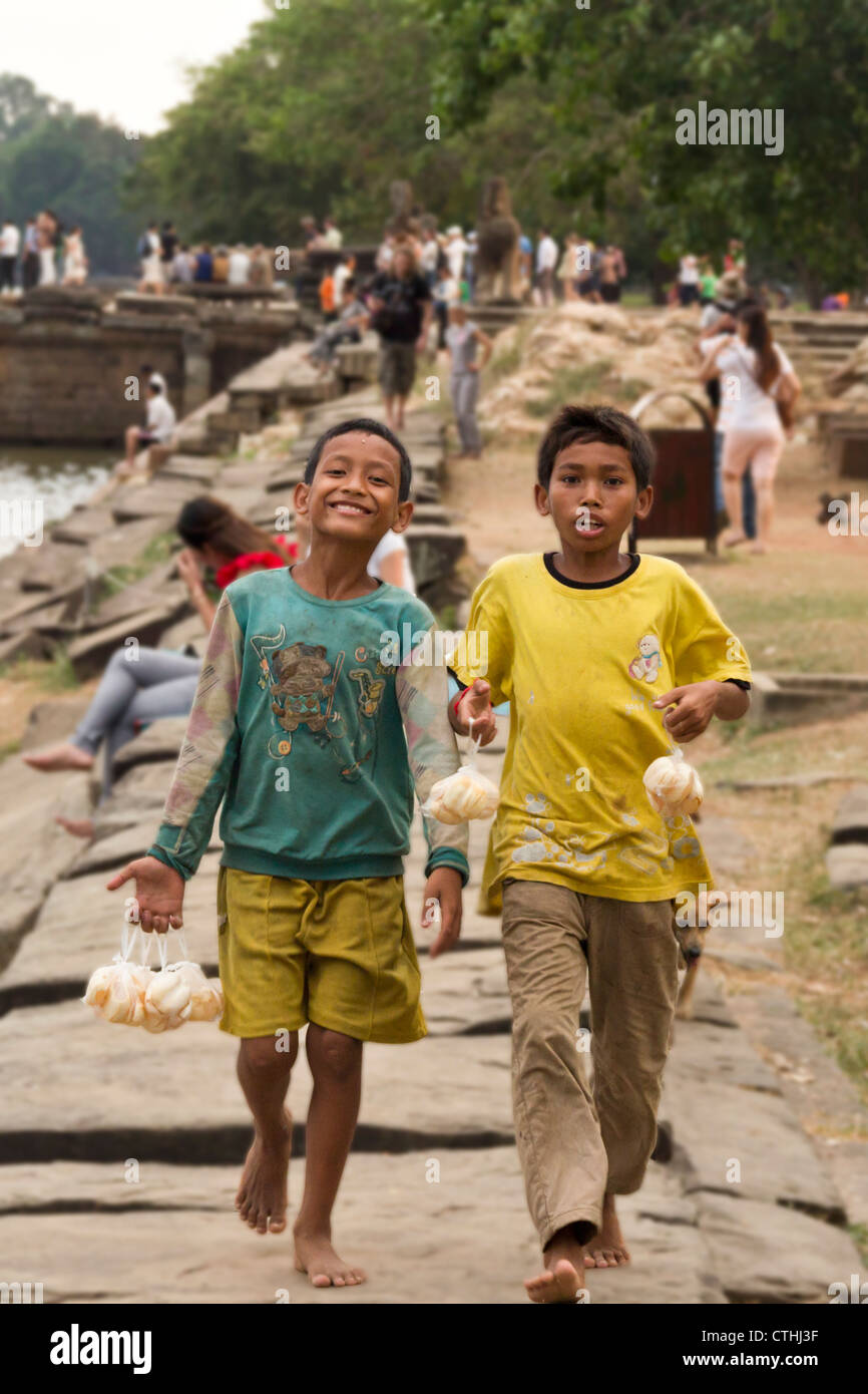 Kinder verkaufen Obst an Tempel Angkor Wat, Kambodscha, Asien, Stockfoto