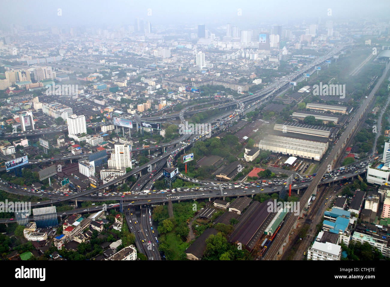 Blick auf Bangkok Stadtbild der Baiyoke Tower II zeigen Luftverschmutzung und Smog, Thailand entnommen. Stockfoto
