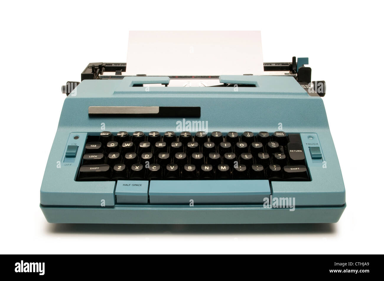 Blaue elektrische Schreibmaschine isoliert auf weißem Hintergrund Stockfoto