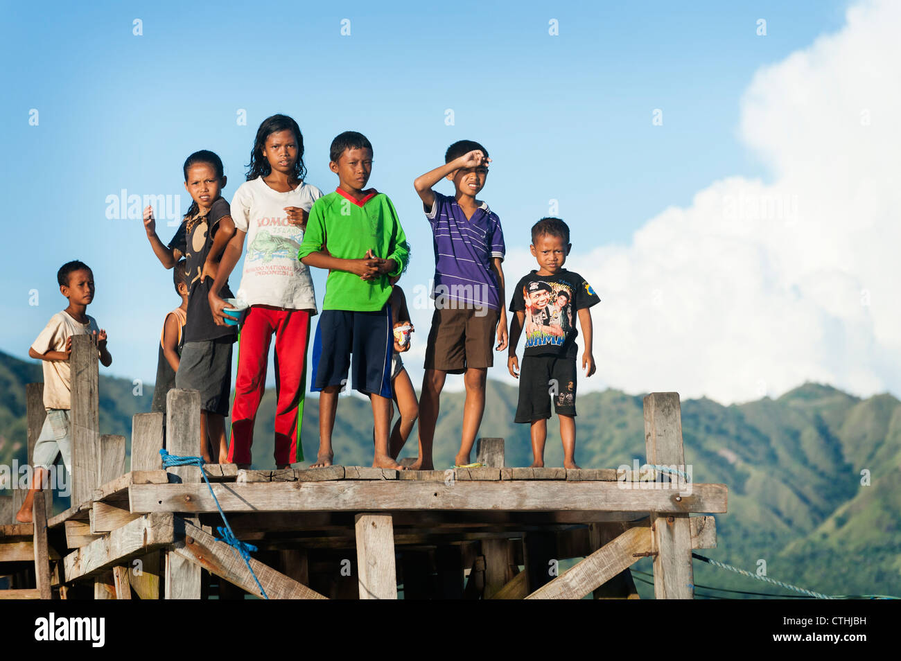 Obwohl Komodo Insel wie eine arme Gemeinde scheint, die Kinder alle scheinen gerne posieren für Fotos und sind glücklich. Stockfoto