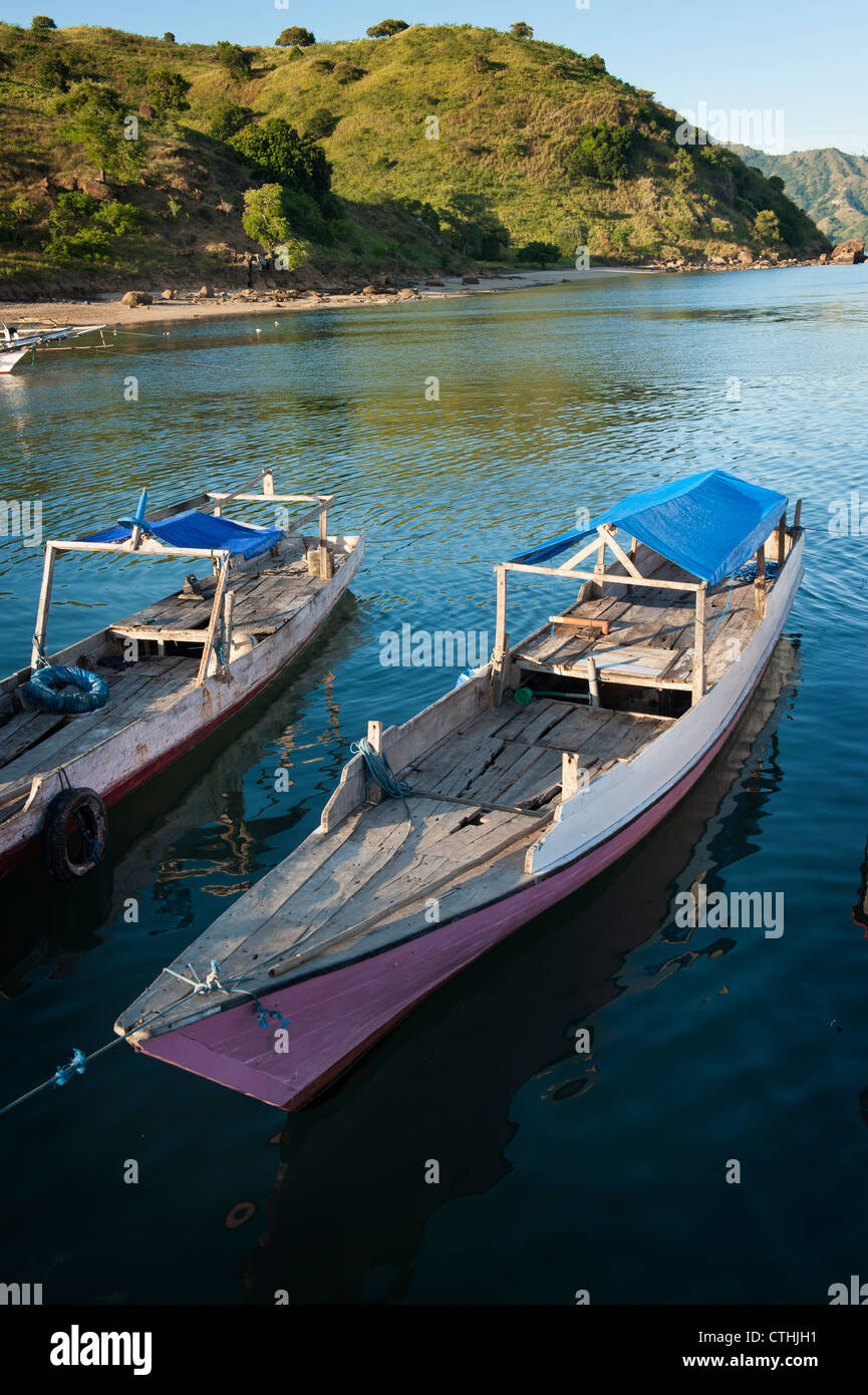 Traditionelle Fischerboote binden an das Dock an das Dorf Komodo auf der Insel Komodo, im indonesischen Archipel. Stockfoto
