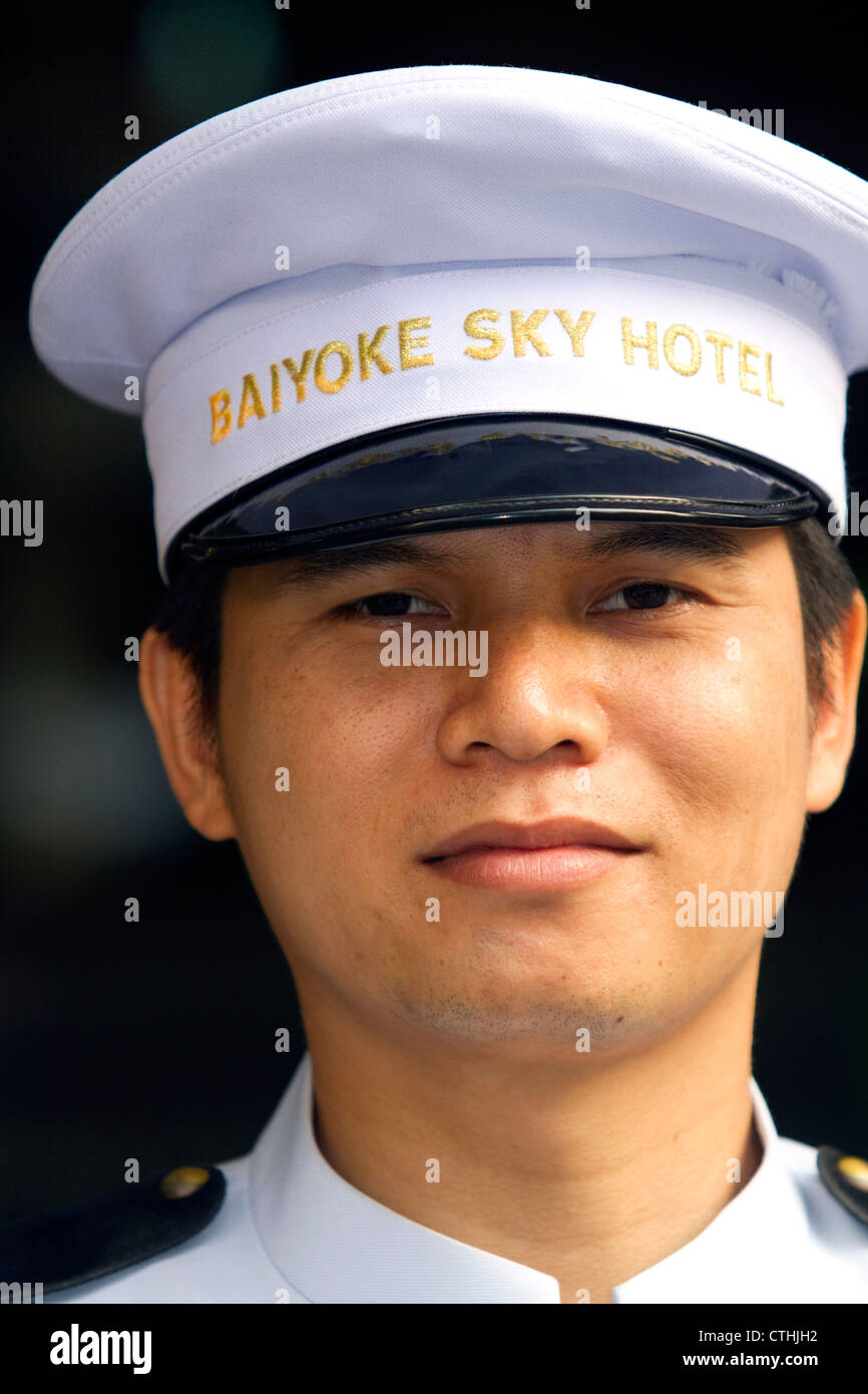 Türsteher das Baiyoke Sky Hotel befindet sich im Baiyoke Tower II in Ratchathewi Viertel von Bangkok, Thailand. Stockfoto