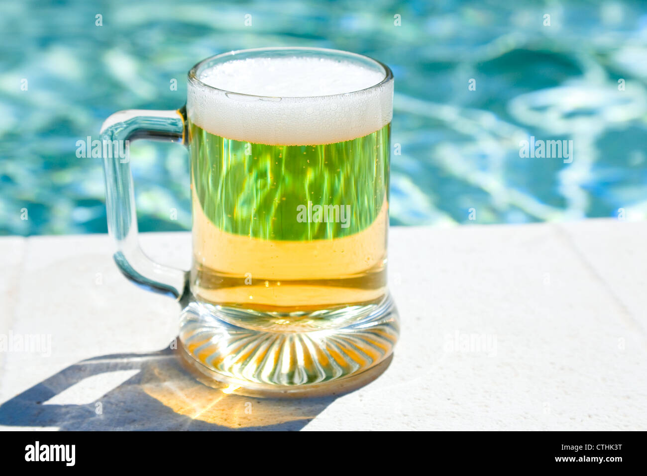 Glas kaltes Bier am Pool Brett im heißen Sommertag Stockfoto