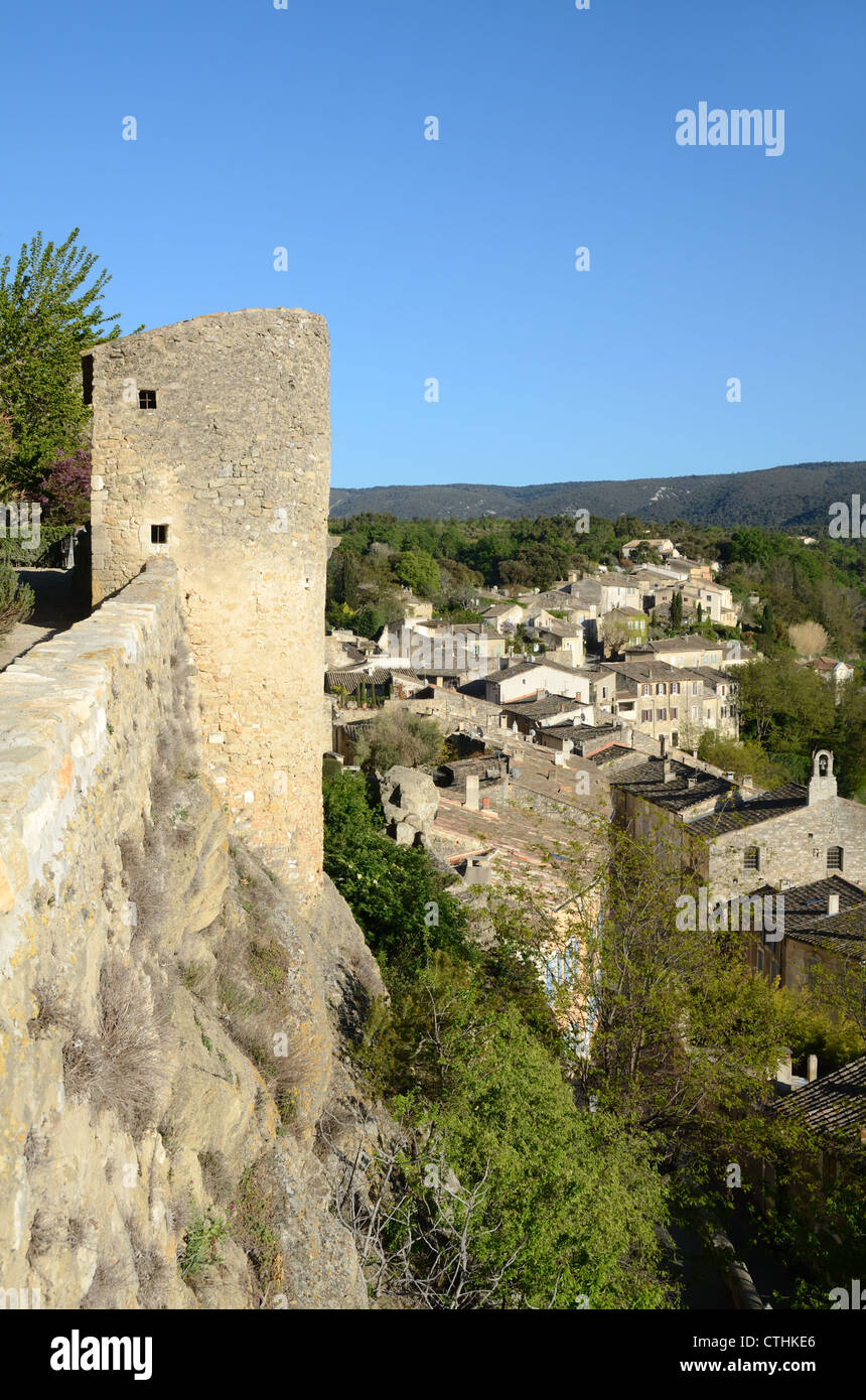Burg oder Schloss Turm mit Blick auf Menerbes Dorf im Luberon Regional Park Vaucluse Provence Frankreich Stockfoto