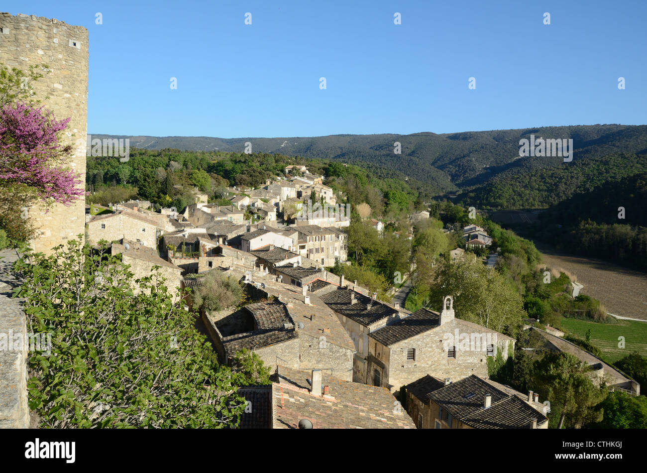 Blick über die Dächer des Dorfes Menerbes in Der Luberon Regionalpark Vaucluse Provence Frankreich Stockfoto