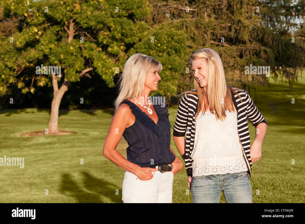 Mutter und Tochter verbringt Zeit zusammen In einem Park; Edmonton, Alberta, Kanada Stockfoto