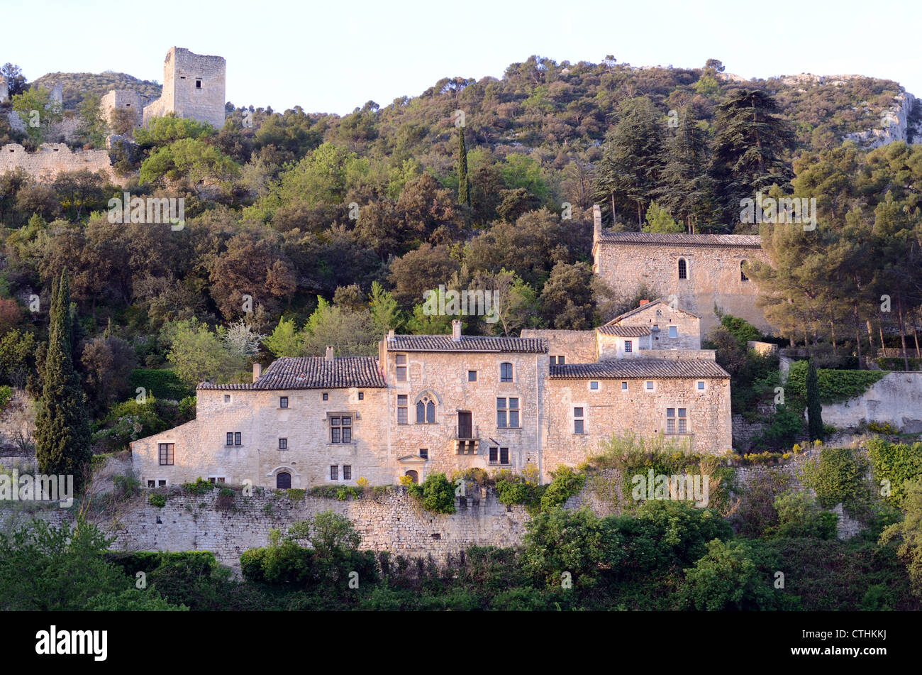 Licht des frühen Morgens auf Dorfhäuser und schloss bei Oppède-le-Vieux in den Regionalpark Luberon Vaucluse Provence Frankreich Stockfoto