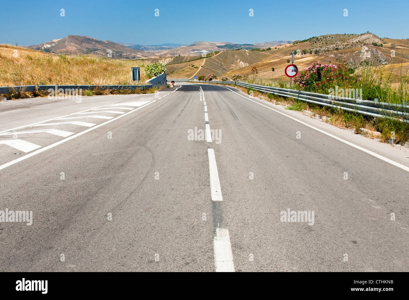 leere Autobahn in Sizilien im Sommertag Stockfoto