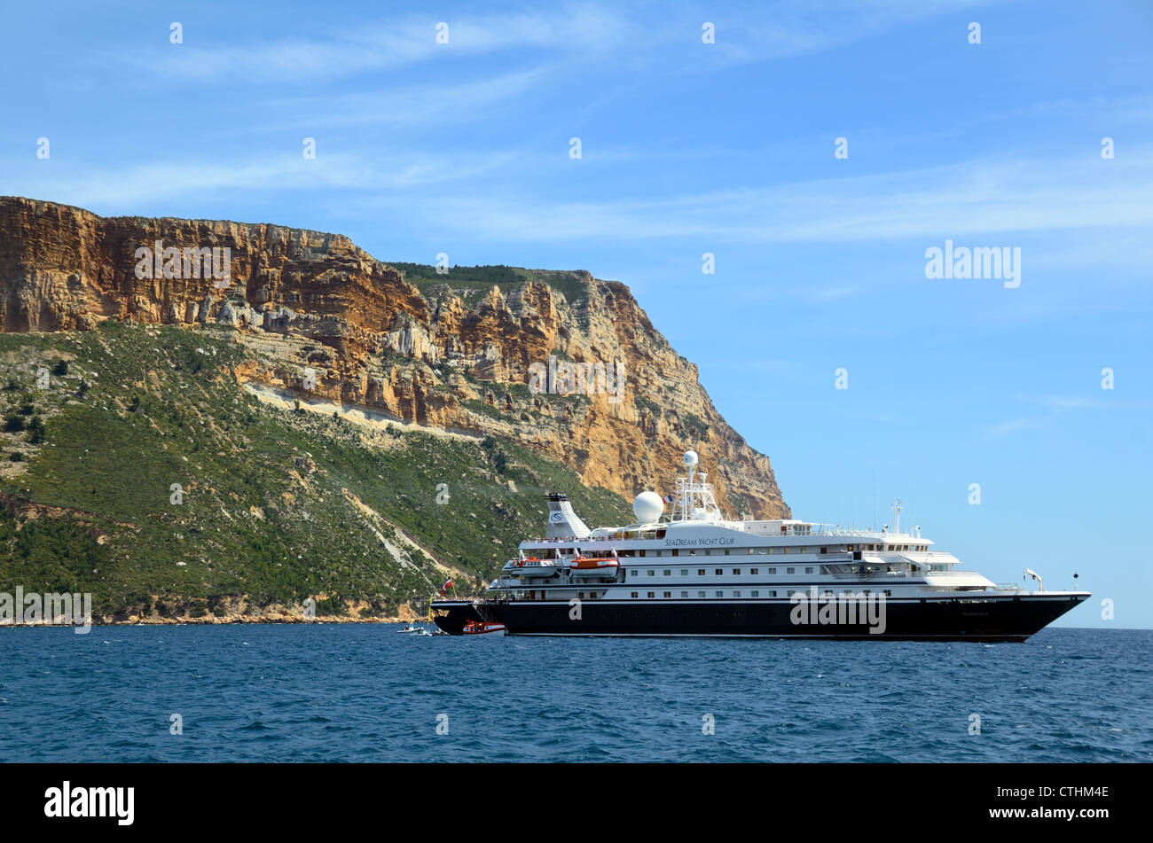 Cap Canaille Klippen & Kreuzfahrtschiff in der Bucht von Cassis Mittelmeer im Calanques Nationalpark Bouches-du-Rhône Provence Frankreich Stockfoto