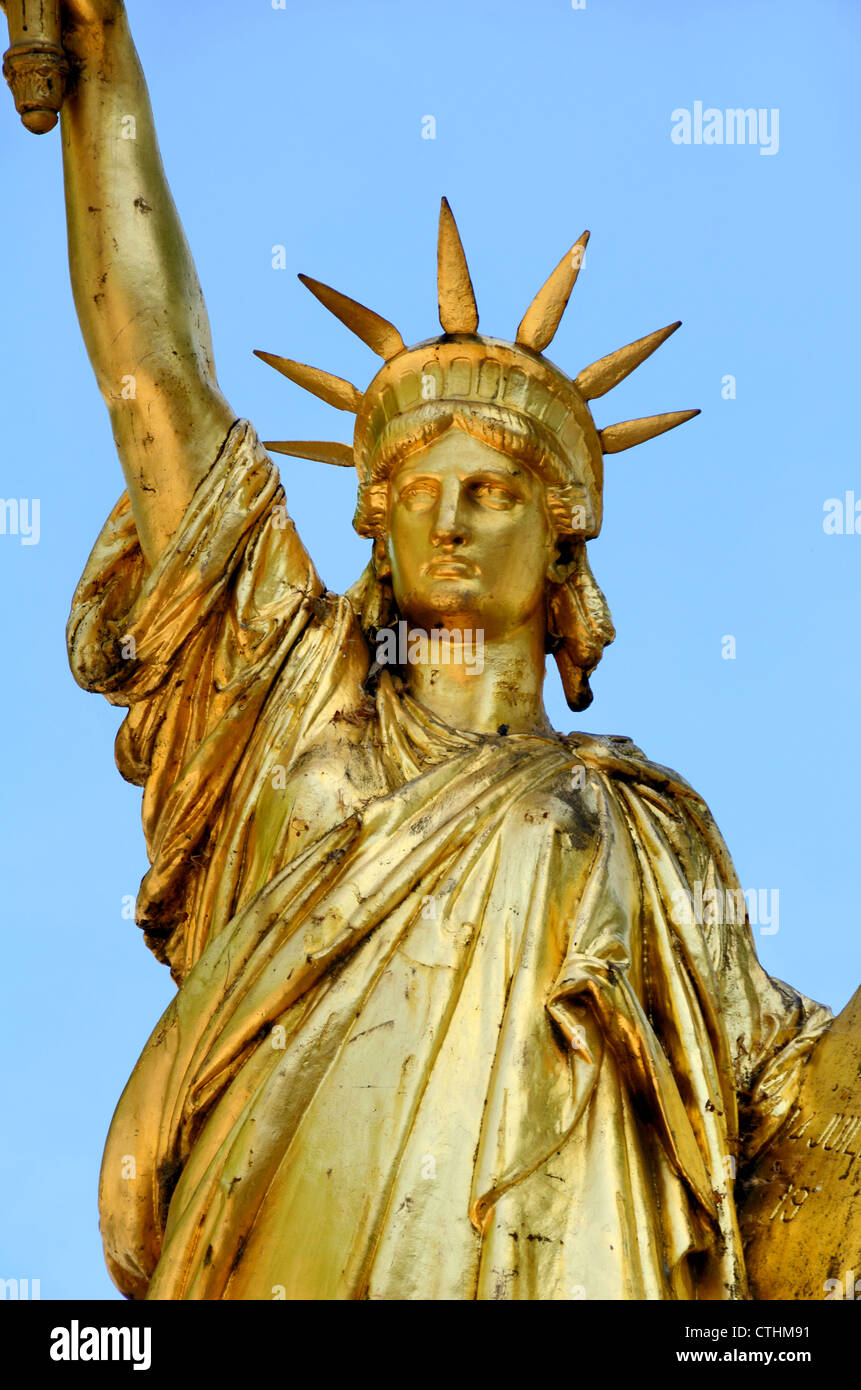 Goldene oder goldene Replik der Freiheitsstatue Holding Fackel der Freiheit von Frédéric Bartholdi in Saint-Cyr-sur-Mer Var Provence Frankreich Stockfoto