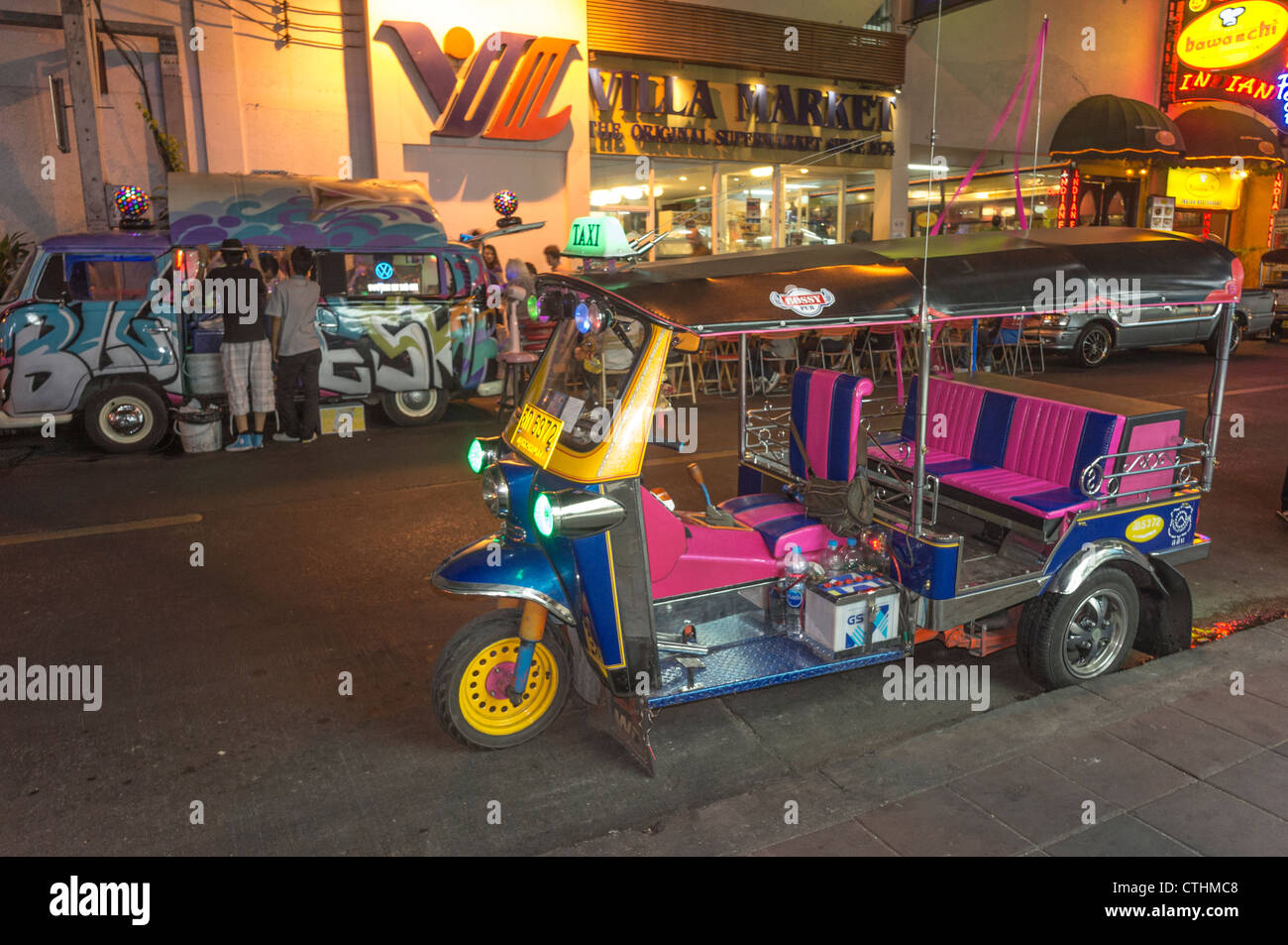 Suhkumvit Straße leben in der Nacht, Tuk Tuk, Cocktail-Bar im VW-Bus, Bangkok, Thailand Stockfoto