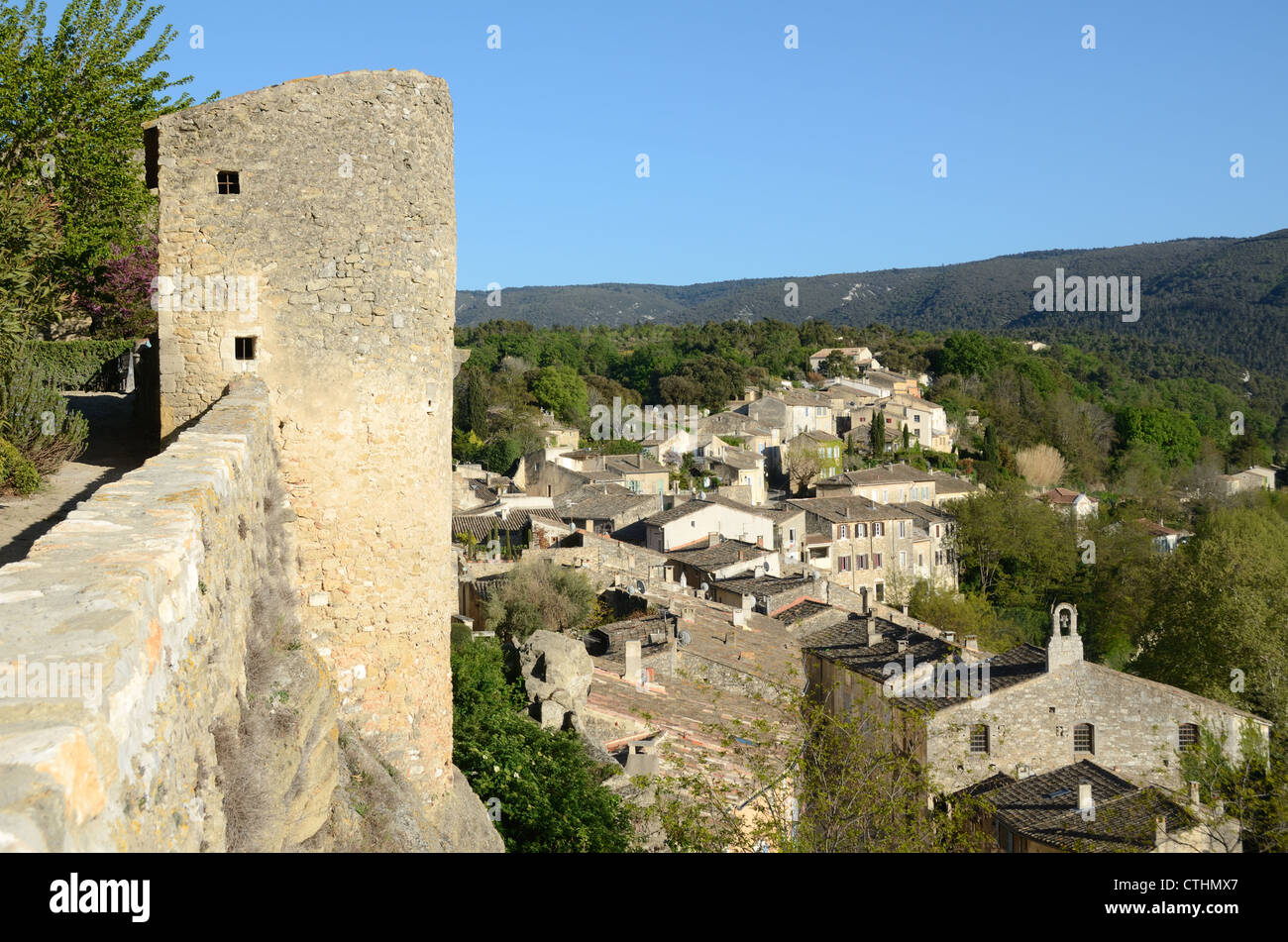 Blick über die provenzalischen Dorf von Menerbes in die Hügel des Luberon oder Regionalpark Provence Frankreich Stockfoto