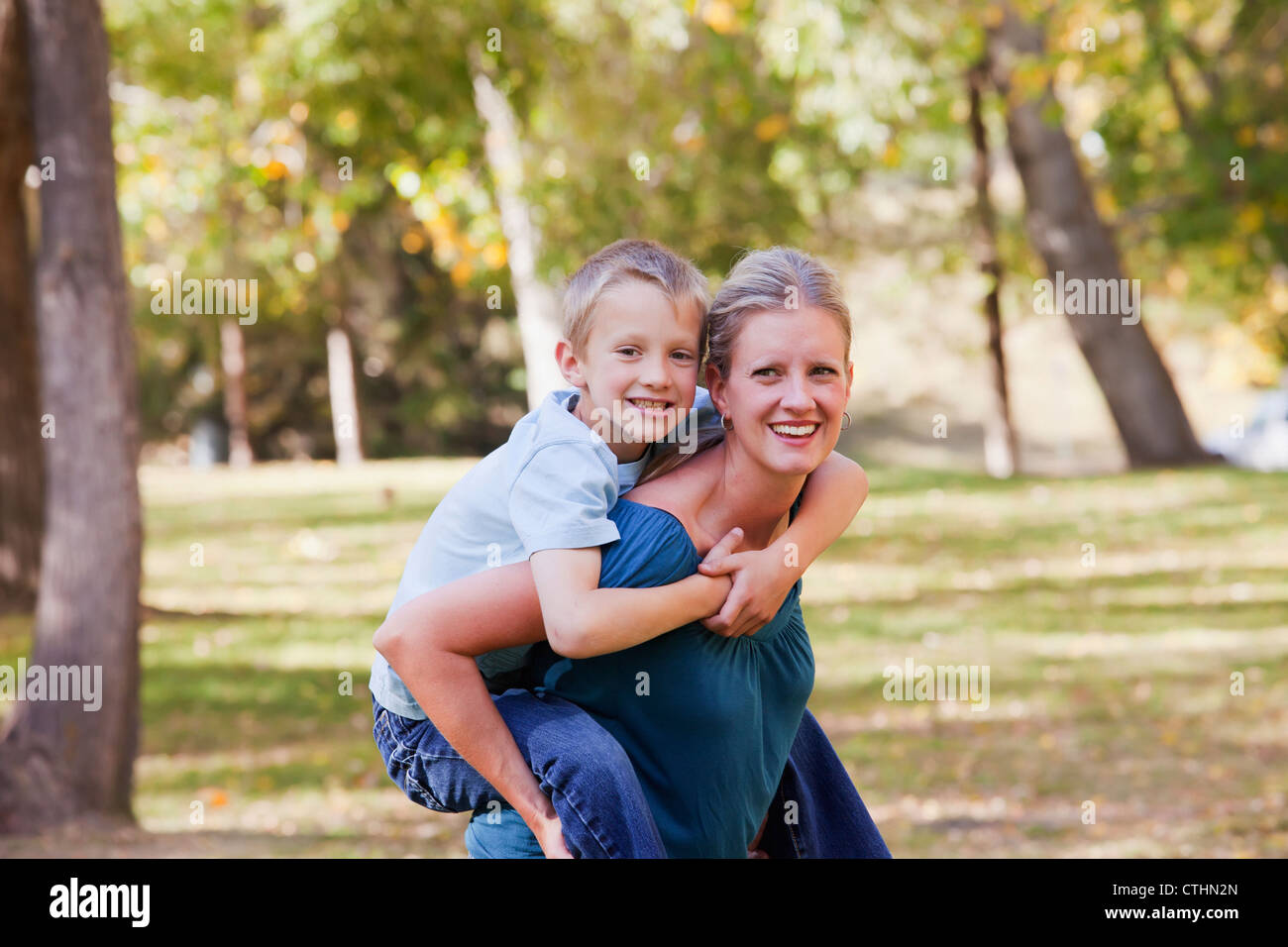 Mutter und Sohn verbringen Zeit zusammen In einem Park im Herbst; Edmonton, Alberta, Kanada Stockfoto