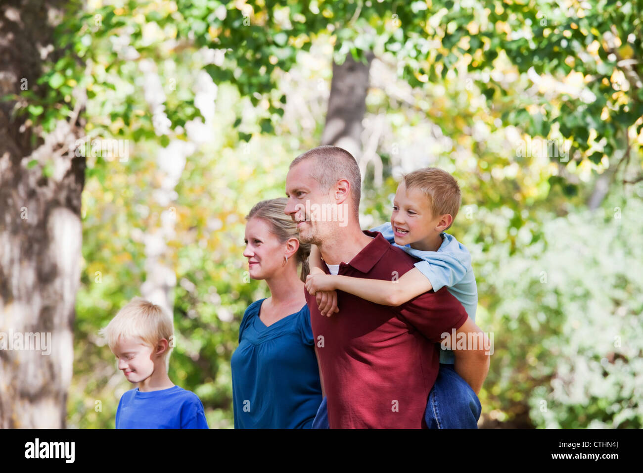 Familie gehen zusammen In einem Park im Herbst; Edmonton, Alberta, Kanada Stockfoto