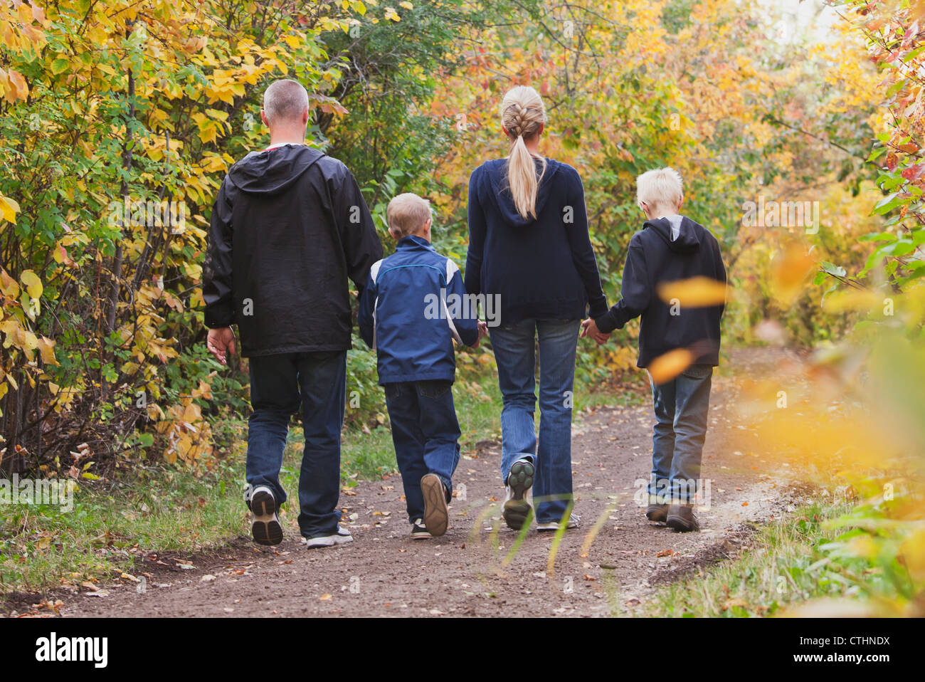 Familie zusammen auf einem Pfad In einem Park im Herbst gehen; Edmonton, Alberta, Kanada Stockfoto