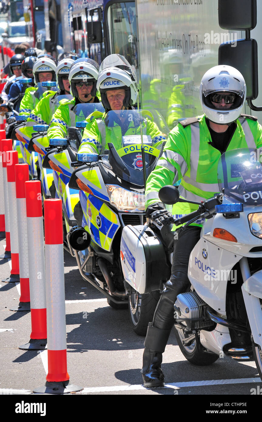 London, England, Vereinigtes Königreich. Linie der Polizei-Motorradfahrer in Whitehall Stockfoto