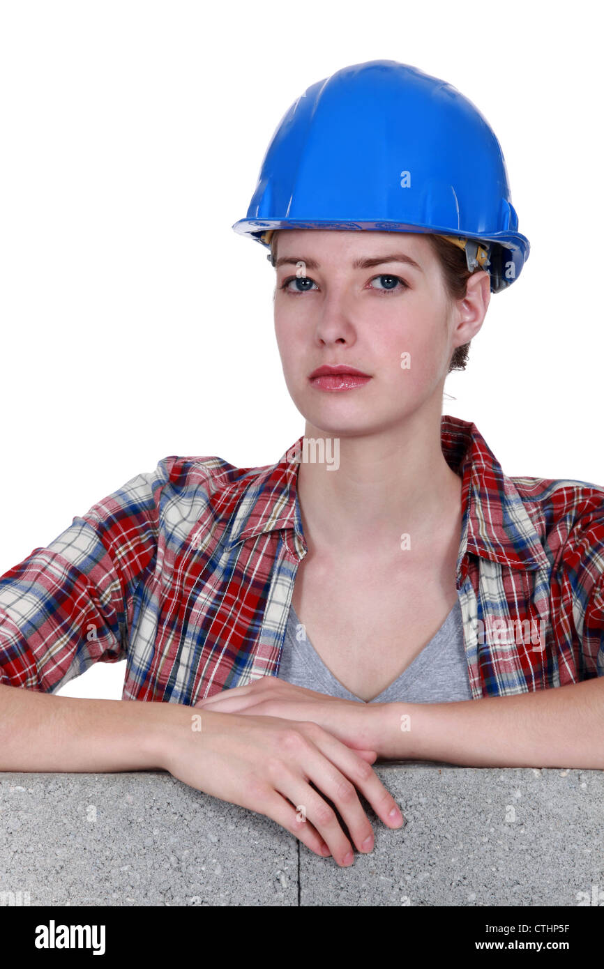 Frau Maurer Stand von unfertigen Wand Stockfoto