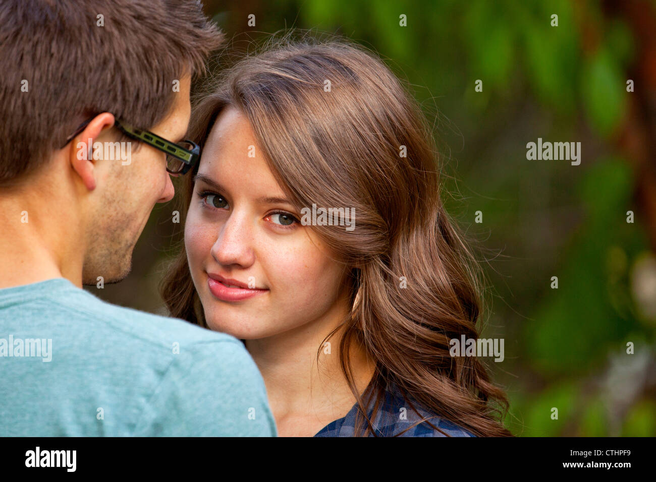 Brautpaar verbringt Zeit zusammen In einem Park; Edmonton, Alberta, Kanada Stockfoto