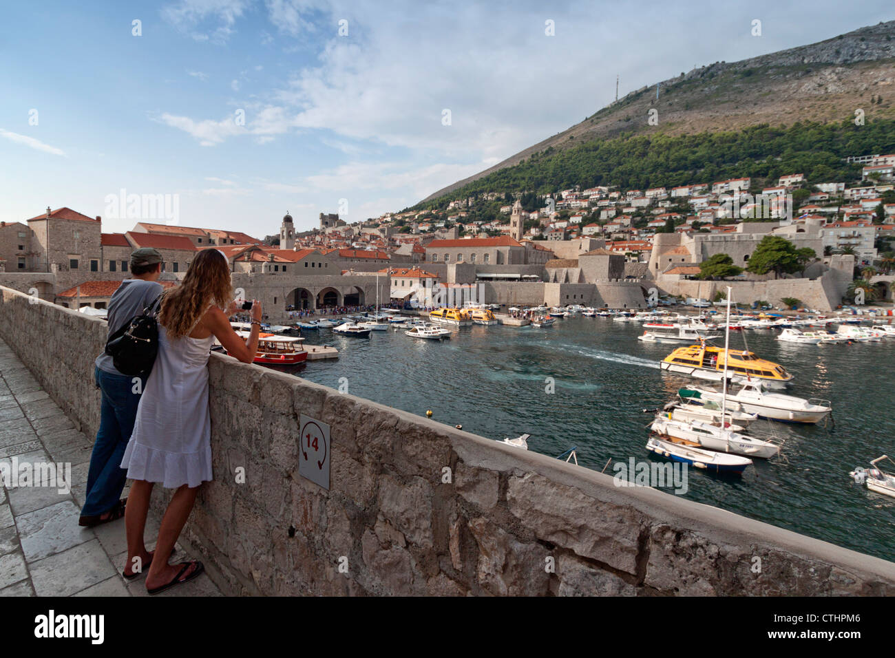 Blick vom Wehrgang zum alten Hafen von Dubrovnik, Kroatien Stockfoto