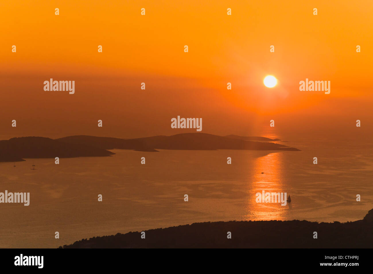 Panoramablick auf Hvar und kleine Inseln aus Sicht bei Sonnenuntergang, Kroatien Stockfoto