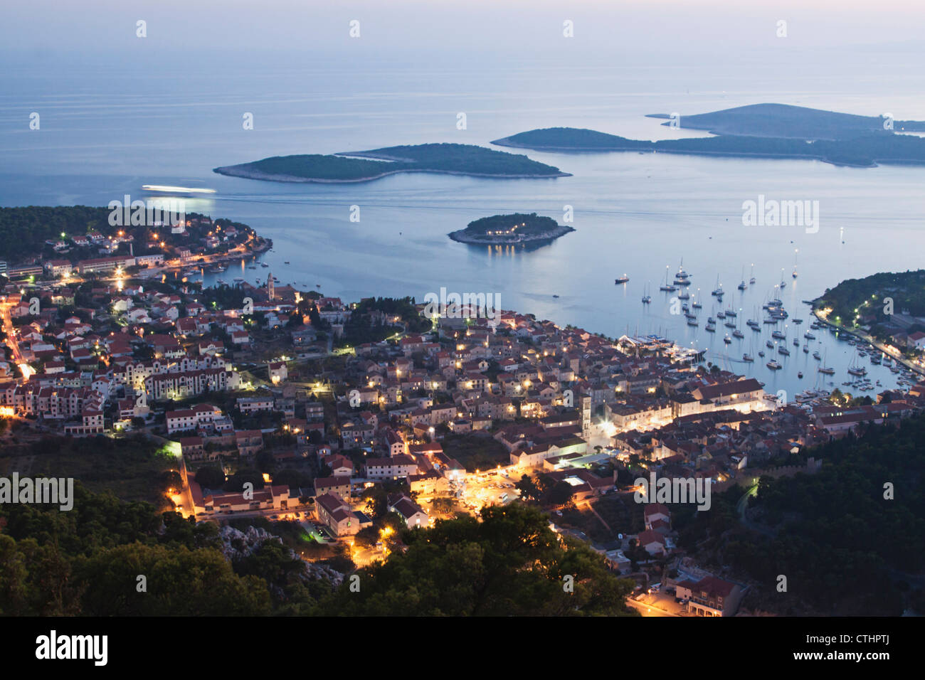 Panoramablick auf Hvar in der Abenddämmerung, Kroatien Stockfoto