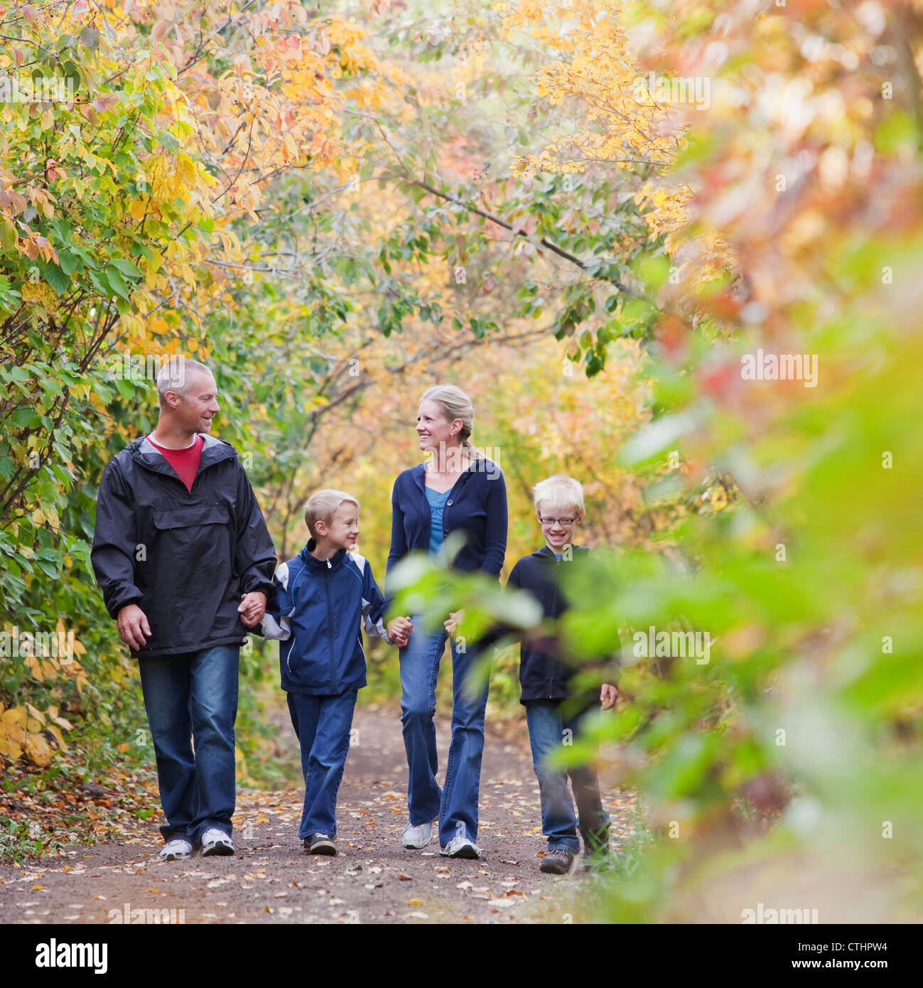 Familie zusammen auf einem Pfad In einem Park im Herbst gehen; Edmonton, Alberta, Kanada Stockfoto