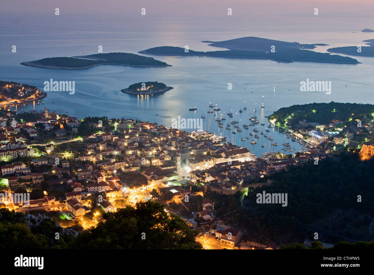 Panoramablick auf Hvar in der Abenddämmerung, Kroatien Stockfoto