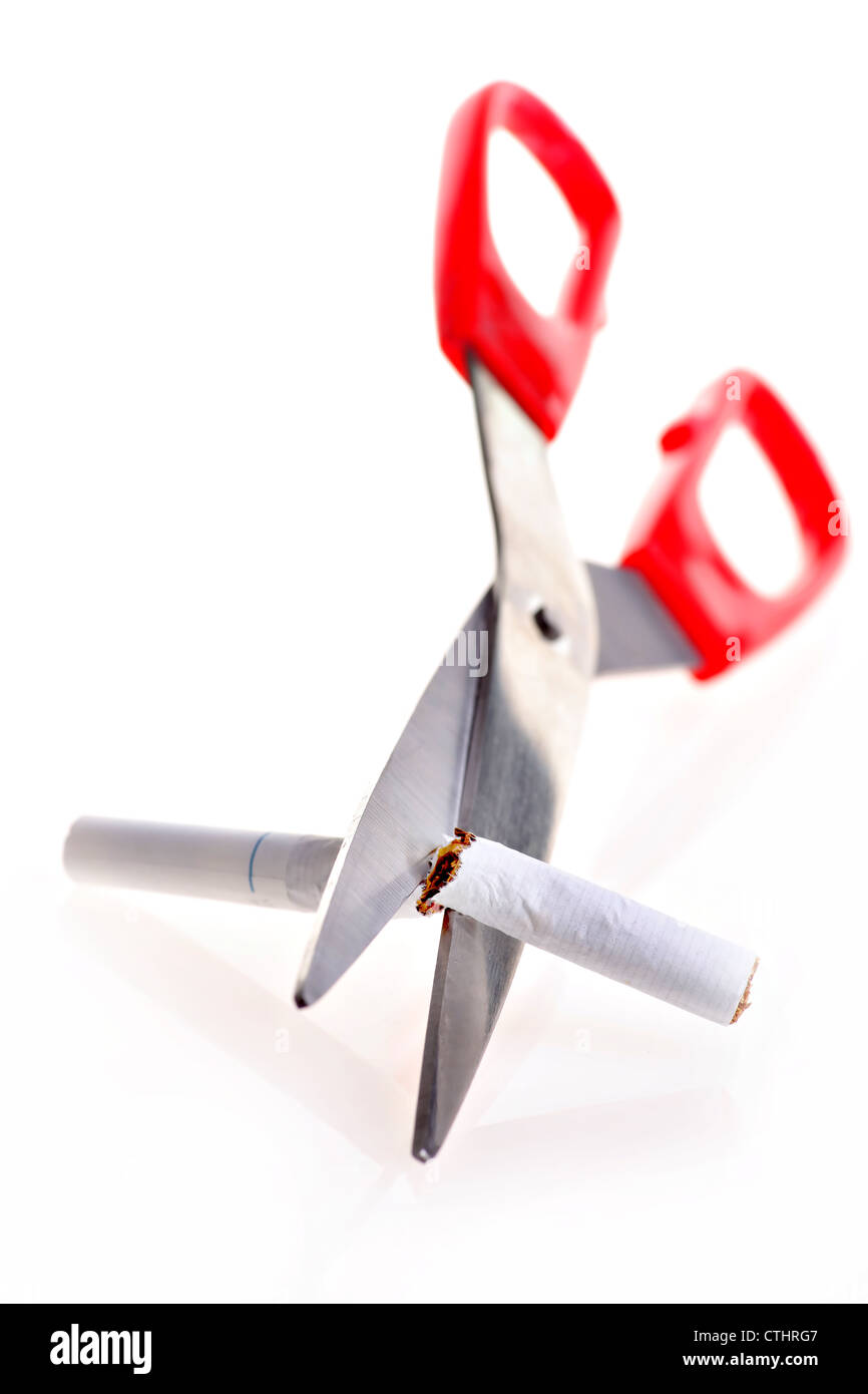 Studioaufnahme von einem paar der Schere schneiden Metapher für das Rauchen eine Zigarette. Stockfoto
