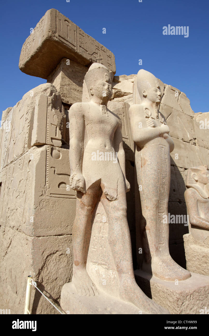 Statuen der Kolosse im Tempelkomplex von Karnak, Luxor, Ägypten Stockfoto