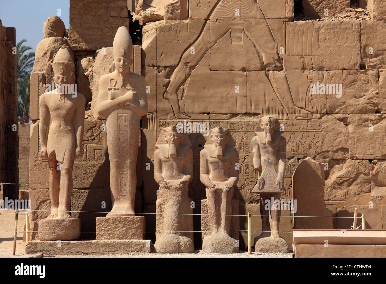 Statuen im Tempelkomplex von Karnak, Luxor, Ägypten Stockfoto
