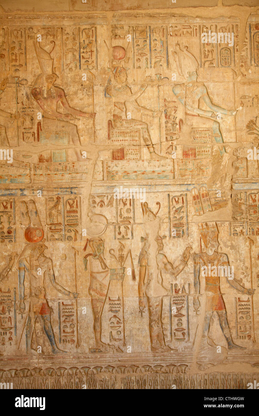 Wandreliefs im Inneren der ptolemäischen Tempel der Hathor in Deir el Medina, Luxor, Ägypten Stockfoto