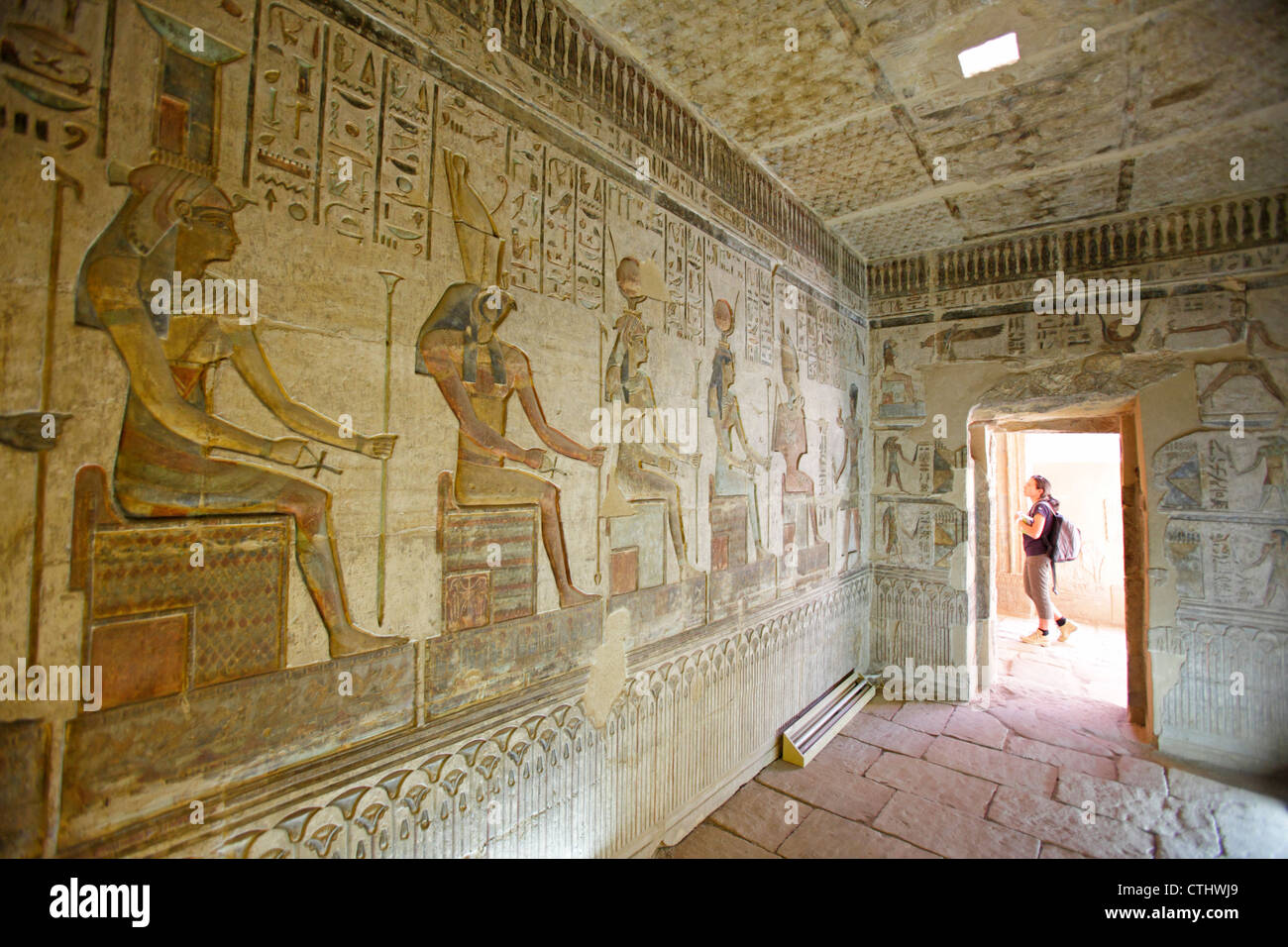 Wandreliefs im Inneren der ptolemäischen Tempel der Hathor in Deir el Medina, Luxor, Ägypten Stockfoto