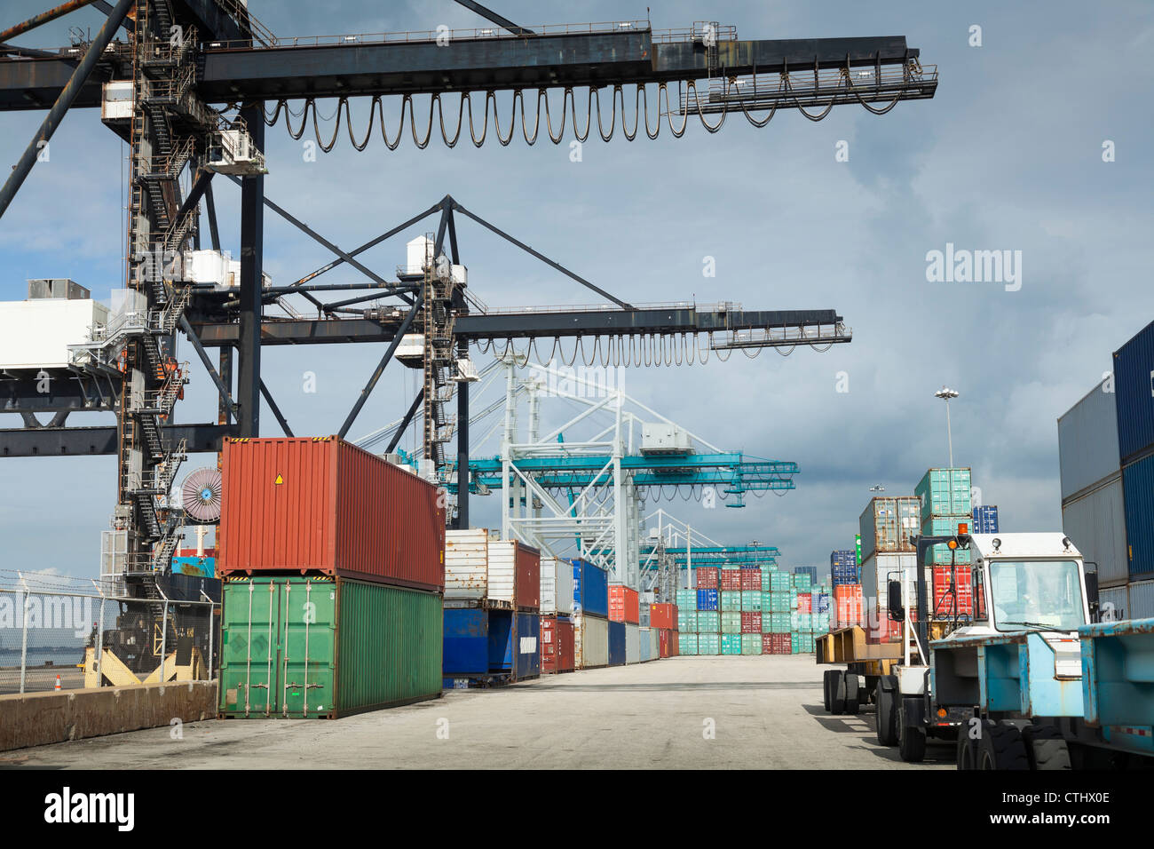 Frachtschiff verladen im Meer Hafen von Miami, Florida Stockfoto