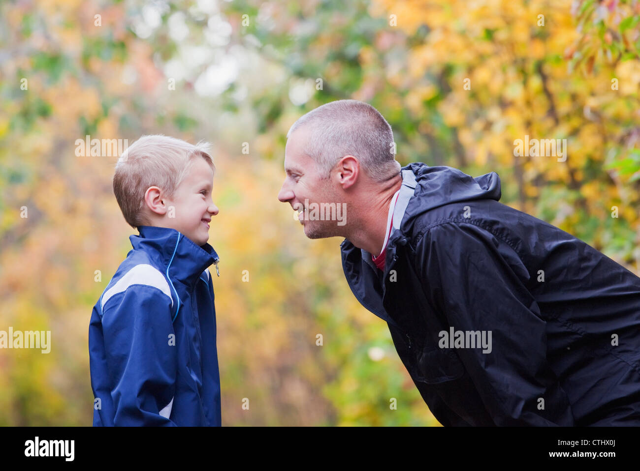 Vater und Sohn reden und Lachen auf einem Pfad In einem Park; Edmonton, Alberta, Kanada Stockfoto