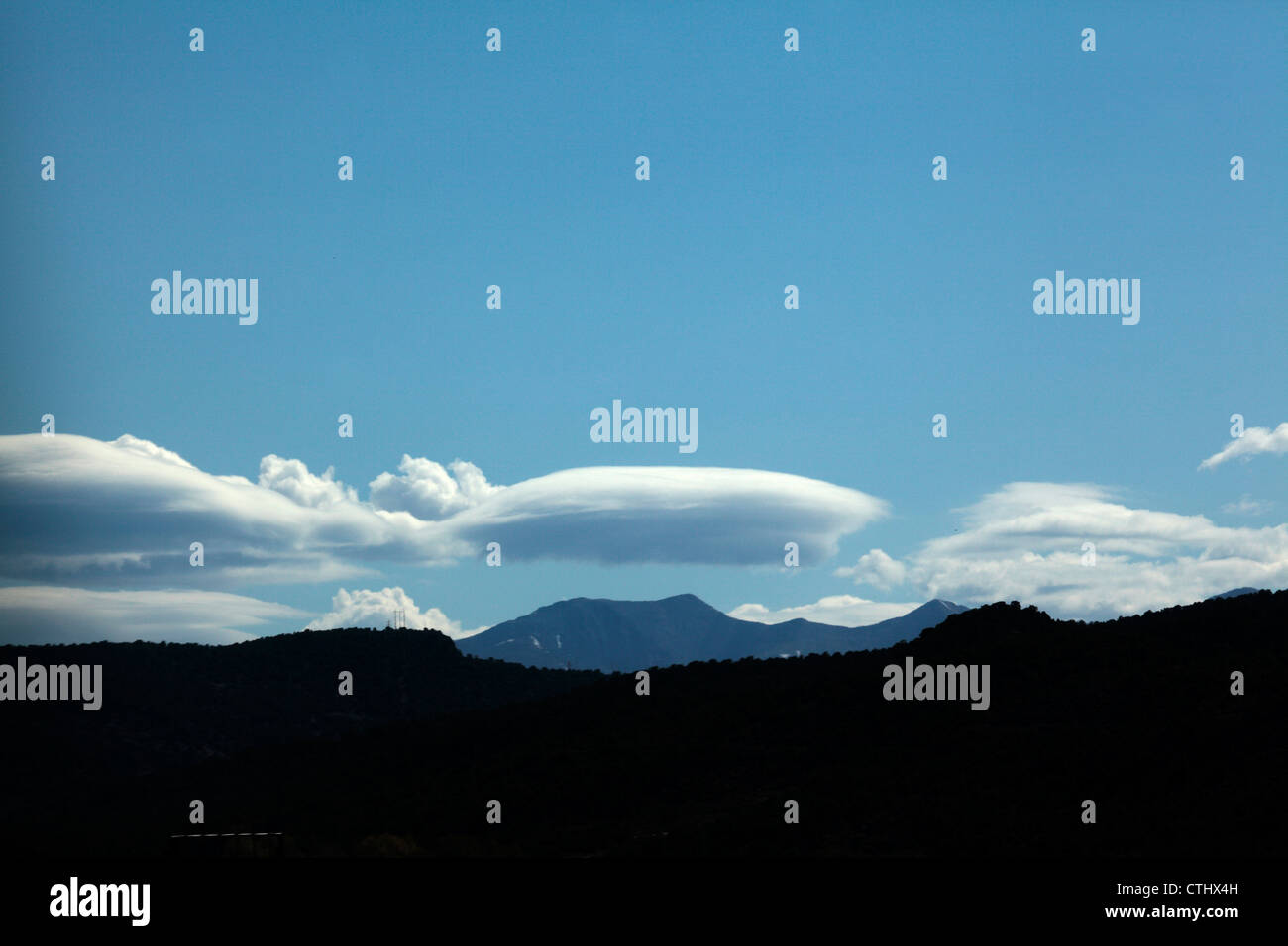 Linsenförmige Wolkenbildung ähnlich wie ein Raumschiff oder UFO. Stockfoto