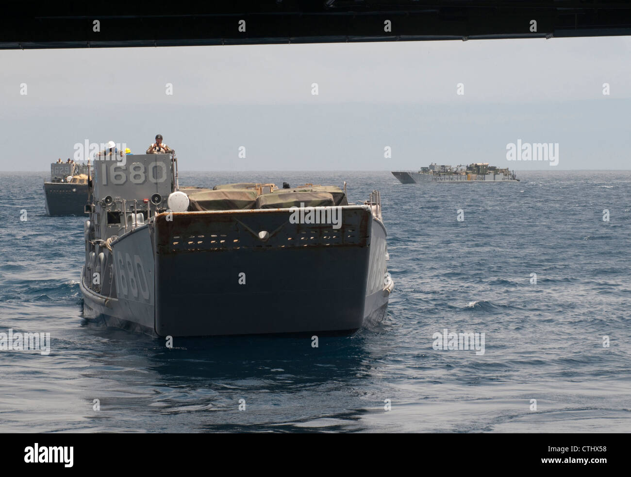 Drei Landungsfahrzeuge, die Assault Craft Unit (ACU) 1 zugewiesen wurden, nähern sich dem Brunnendeck des amphibischen Sturmschiffs USS Peleliu (LHA 5). Peleliu ist das Flaggschiff der Peleliu Amphibious Ready Group und führt derzeit eine Kompositübung im Pazifik mit dem amphibischen Hafenlandungsschiff USS Rushmore (LSD 47) der Whidbey Island-Klasse und dem amphibischen Transportdockschiff USS Green Bay (LPD 20) durch. Stockfoto